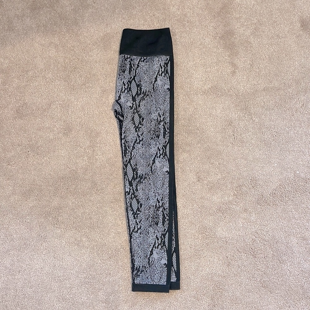 Fabletics compression ankle length leggings